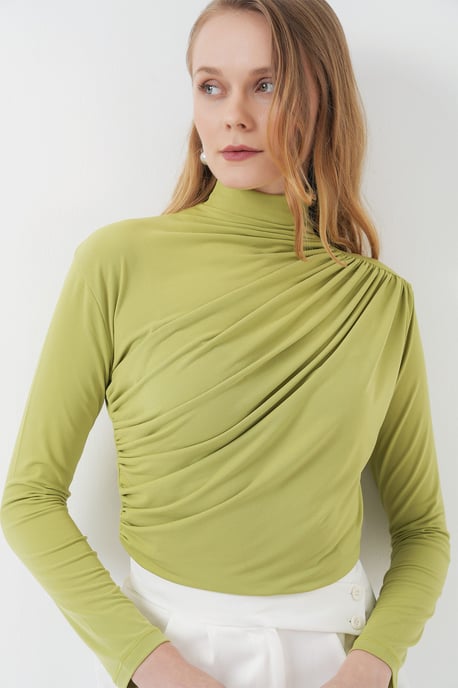 Taillierte Rollkragenbluse mit Drapierung - Image 5
