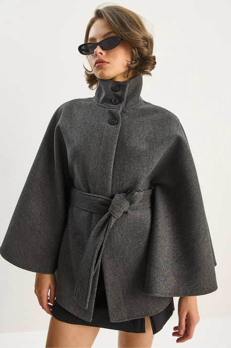 Poncho-Mantel mit Krawattenverschluss - Image 3
