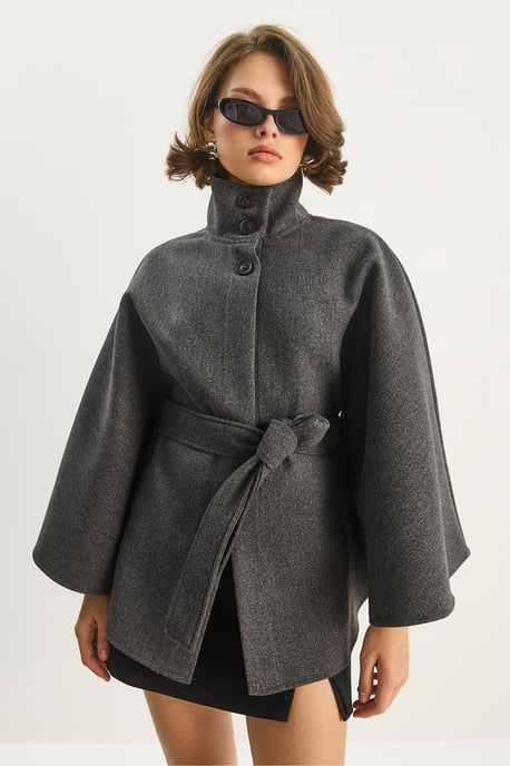 Poncho-Mantel mit Krawattenverschluss - Image 5