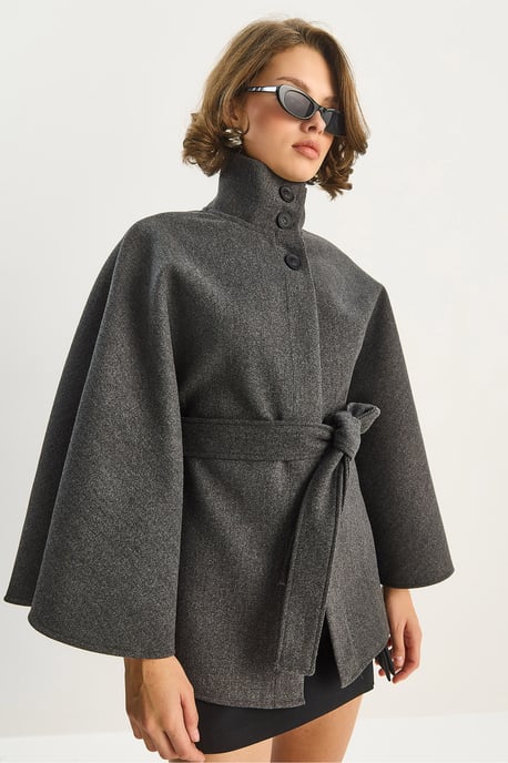 Poncho-Mantel mit Krawattenverschluss - Image 6