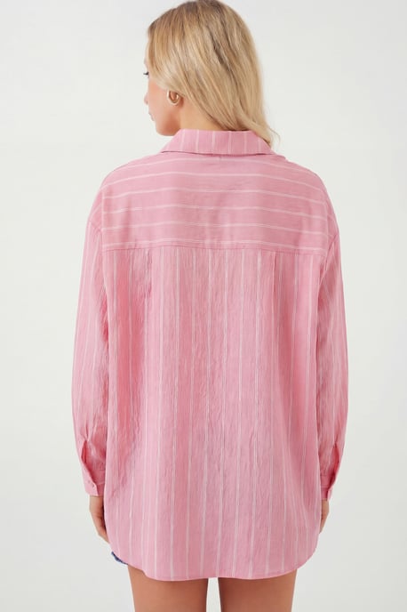 Texturiertes gestreiftes oversized Hemd mit Knopfverschluss - Image 3