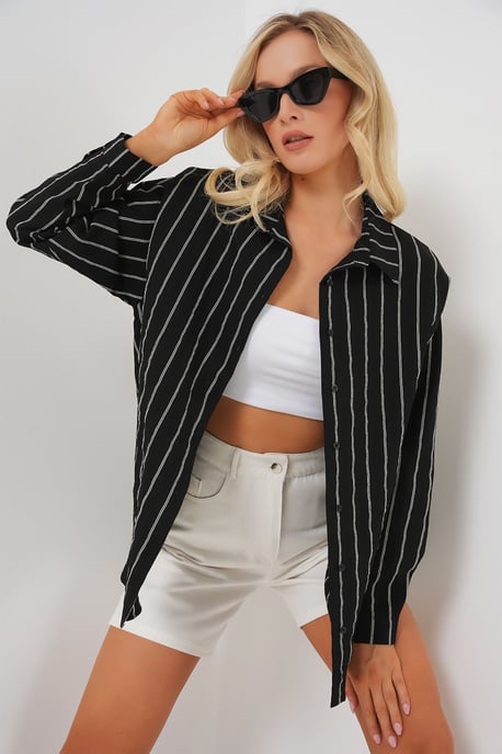 Texturiertes gestreiftes oversized Hemd mit Knopfverschluss - Image 1
