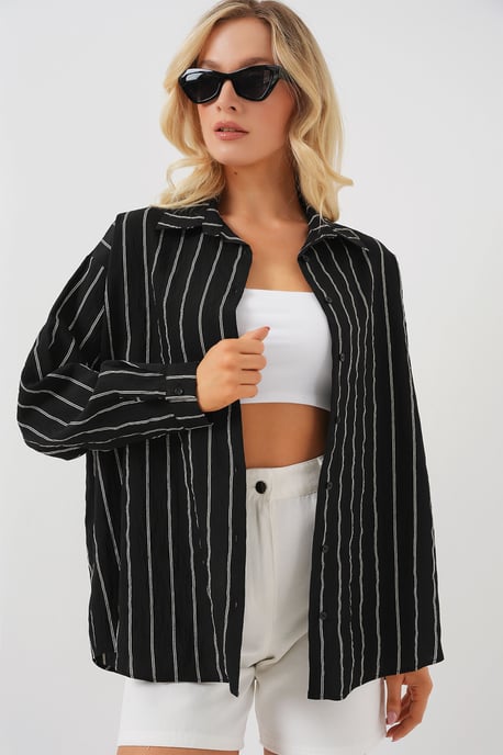Texturiertes gestreiftes oversized Hemd mit Knopfverschluss - Image 4