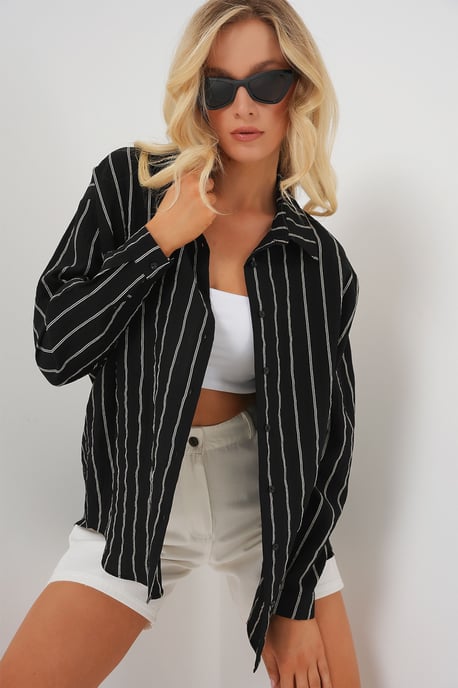 Texturiertes gestreiftes oversized Hemd mit Knopfverschluss - Image 5