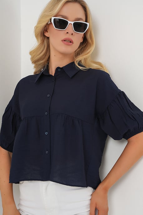 Lockere, kurz geschnittene Hemdbluse mit Kragen - Image 3