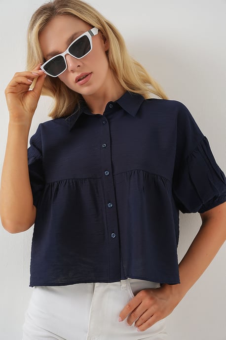 Lockere, kurz geschnittene Hemdbluse mit Kragen - Image 4