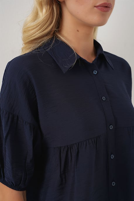 Lockere, kurz geschnittene Hemdbluse mit Kragen - Image 5