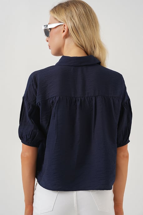 Lockere, kurz geschnittene Hemdbluse mit Kragen - Image 6