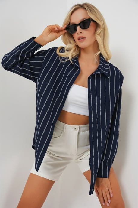 Texturiertes gestreiftes oversized Hemd mit Knopfverschluss - Image 3