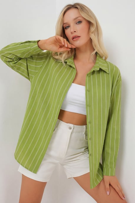 Texturiertes gestreiftes oversized Hemd mit Knopfverschluss - Image 1