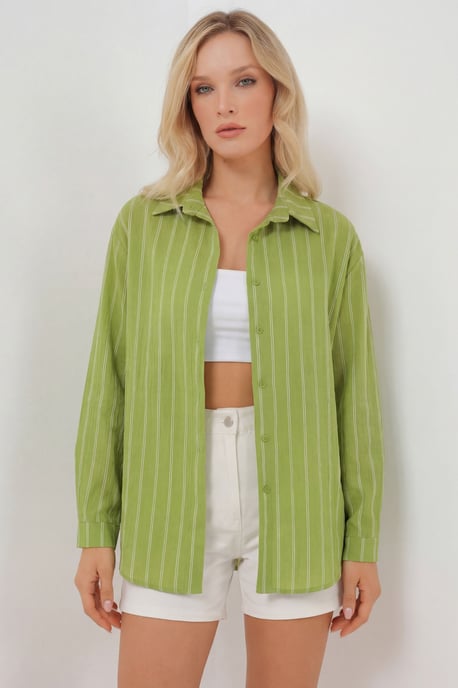 Texturiertes gestreiftes oversized Hemd mit Knopfverschluss - Image 2