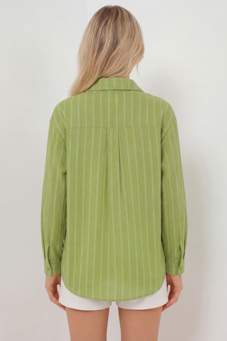 Texturiertes gestreiftes oversized Hemd mit Knopfverschluss - Image 3