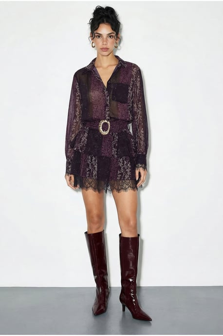 Gemustertes Tüllkleid mit Spitzendetails, Gürtel und Rüschen - Image 2