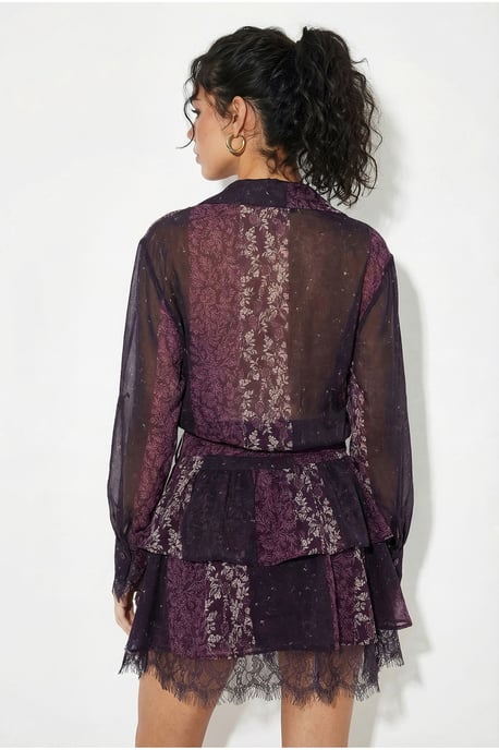 Gemustertes Tüllkleid mit Spitzendetails, Gürtel und Rüschen - Image 5