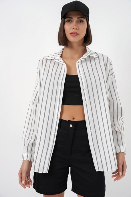 Texturiertes gestreiftes oversized Hemd mit Knopfverschluss - Image 3