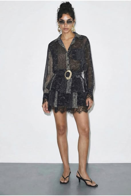Musterhaftes Tüllkleid mit Spitzenakzenten, Gürtel und Rüschen - Image 1