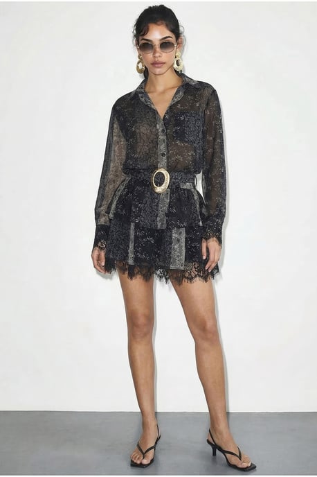 Musterhaftes Tüllkleid mit Spitzenakzenten, Gürtel und Rüschen - Image 2