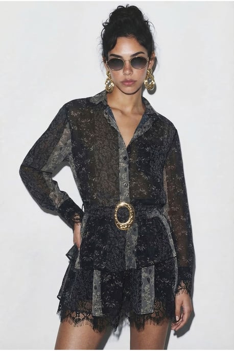 Musterhaftes Tüllkleid mit Spitzenakzenten, Gürtel und Rüschen - Image 3