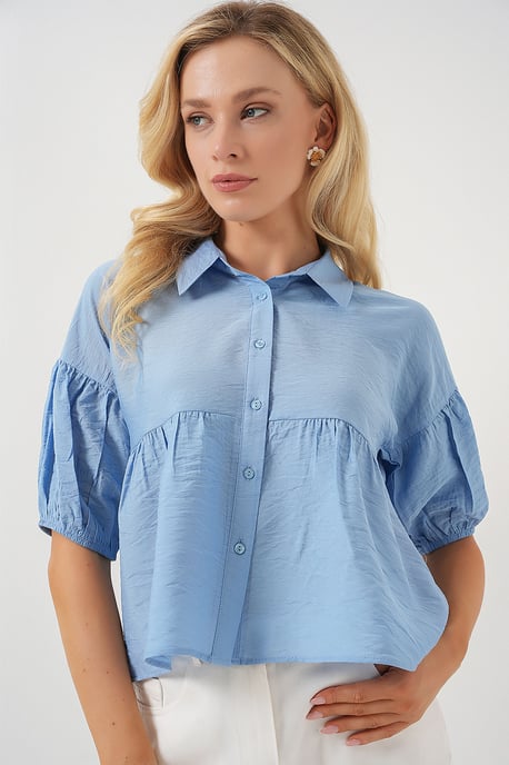 Locker sitzende, kurz geschnittene Bluse mit Kragen - Image 1