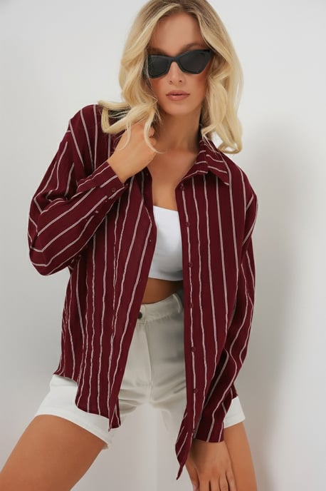Texturiertes gestreiftes oversized Hemd mit Knopfverschluss - Image 1