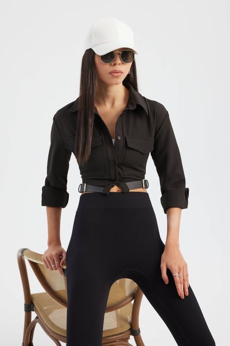 Hochgeschlossenes Taschen-Cropped-Shirt mit Gürtel-Detail - Image 1