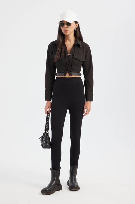 Hochgeschlossenes Taschen-Cropped-Shirt mit Gürtel-Detail - Image 2
