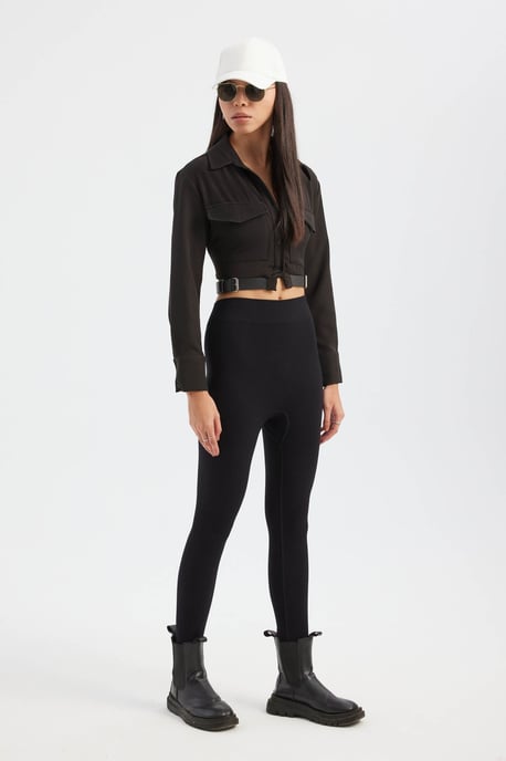 Hochgeschlossenes Taschen-Cropped-Shirt mit Gürtel-Detail - Image 3