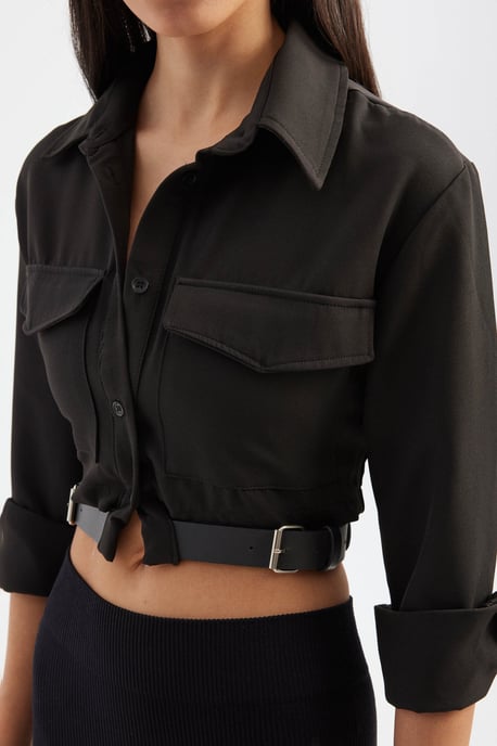 Hochgeschlossenes Taschen-Cropped-Shirt mit Gürtel-Detail - Image 5
