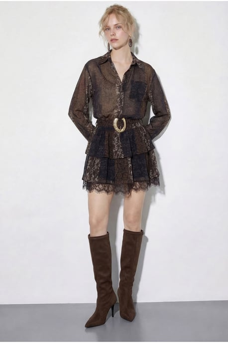 Musteriertes Tüllkleid mit Spitzendetails, Gürtel und Rüschen - Image 2
