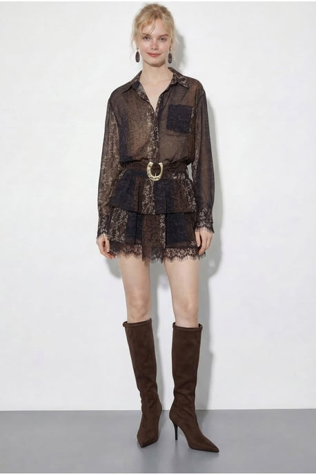 Musteriertes Tüllkleid mit Spitzendetails, Gürtel und Rüschen - Image 3