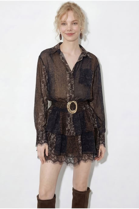 Musteriertes Tüllkleid mit Spitzendetails, Gürtel und Rüschen - Image 4