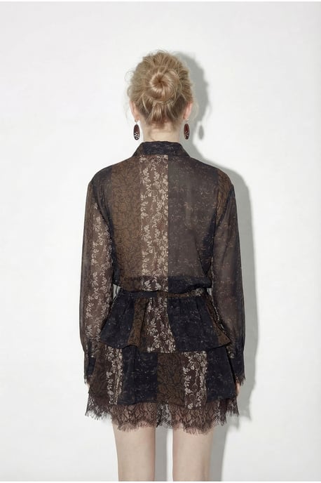 Musteriertes Tüllkleid mit Spitzendetails, Gürtel und Rüschen - Image 5