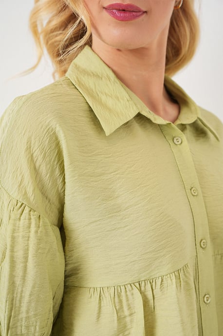 Lässig geschnittene, kurz geschnittene Hemdbluse mit Kragen - Image 5