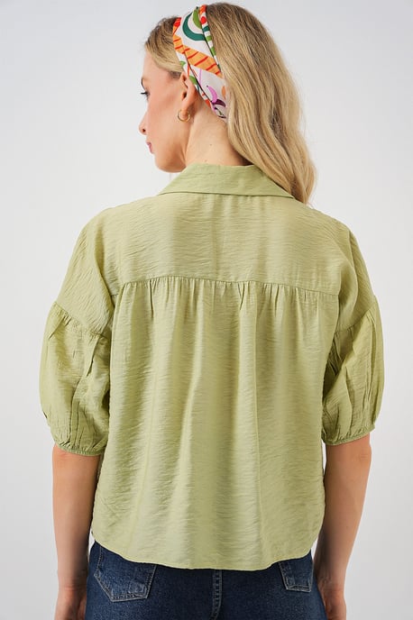 Lässig geschnittene, kurz geschnittene Hemdbluse mit Kragen - Image 6