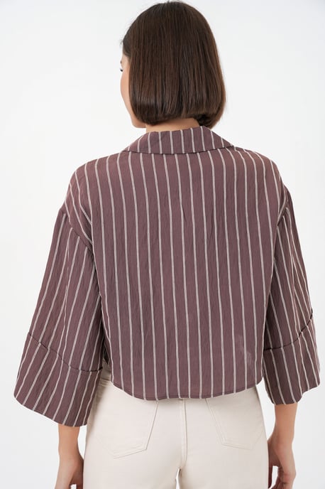 Übergroßes gestreiftes cropped Shirt mit Knopfverschluss - Image 6