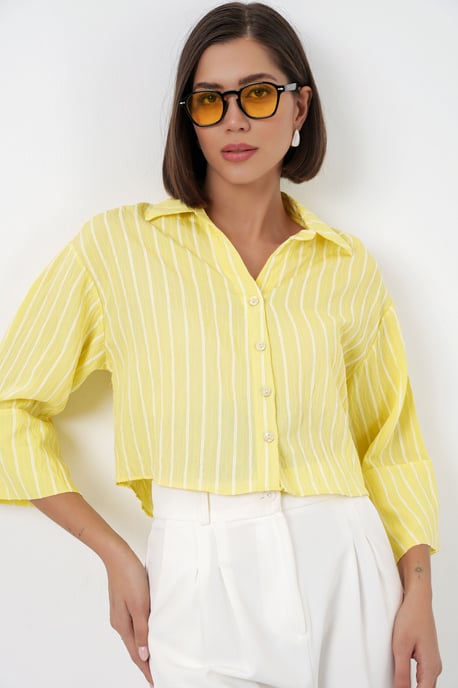 Übergroßes gestreiftes cropped Shirt mit Knopfverschluss - Image 3