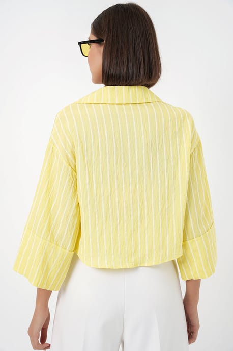 Übergroßes gestreiftes cropped Shirt mit Knopfverschluss - Image 6