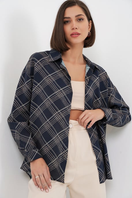 Übergroße Karierte Button-Up-Bluse - Image 3