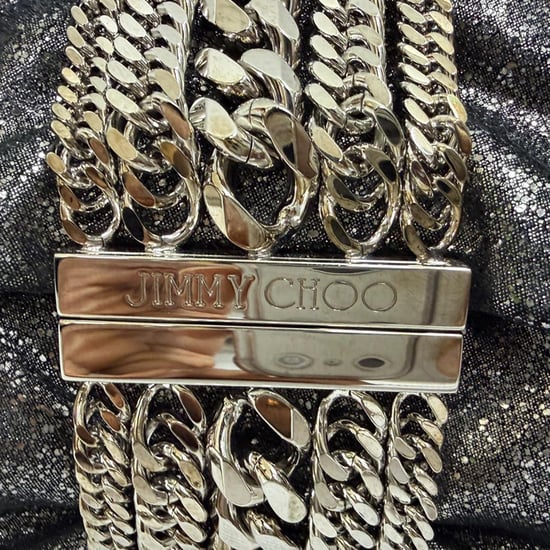 Jimmy Choo Chandra Chain Clutch aus schwarzem Schimmerleder - Image 2