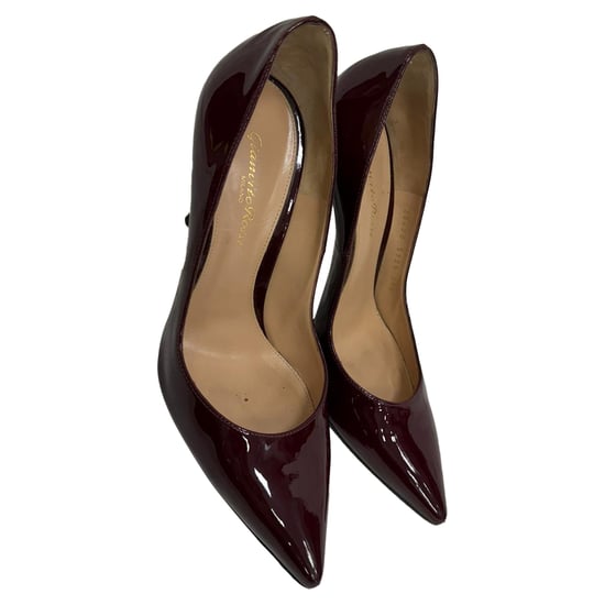 Gianvito Rossi Pumps mit spitzer Zehenpartie aus burgunderrotem Lackleder - Image 5