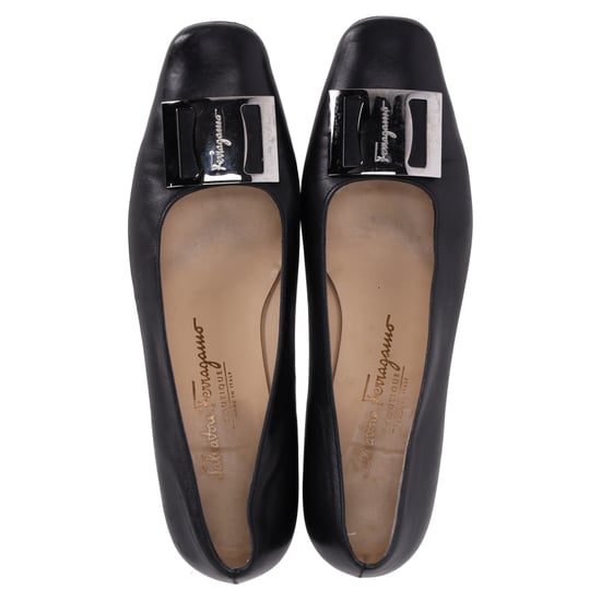 Ferragamo Pumps mit Schnallendetail aus schwarzem Leder - Image 6