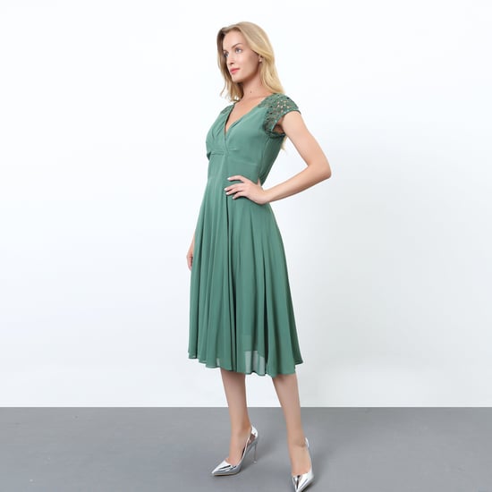 Skaterkleid mit Spitzeneinsatz an den Schultern - Image 1