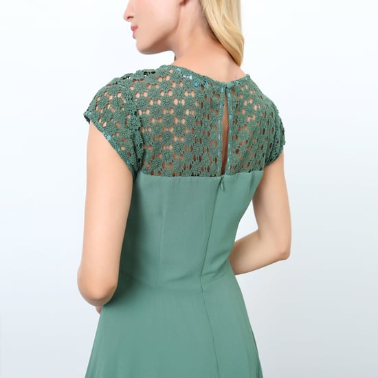 Skaterkleid mit Spitzeneinsatz an den Schultern - Image 4