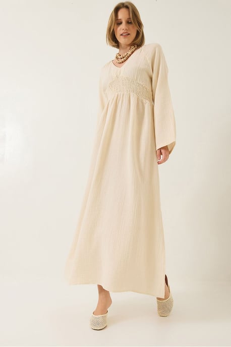 Texturiertes V-Ausschnitt-Midikleid mit gerafftem Taillenbereich - Image 2