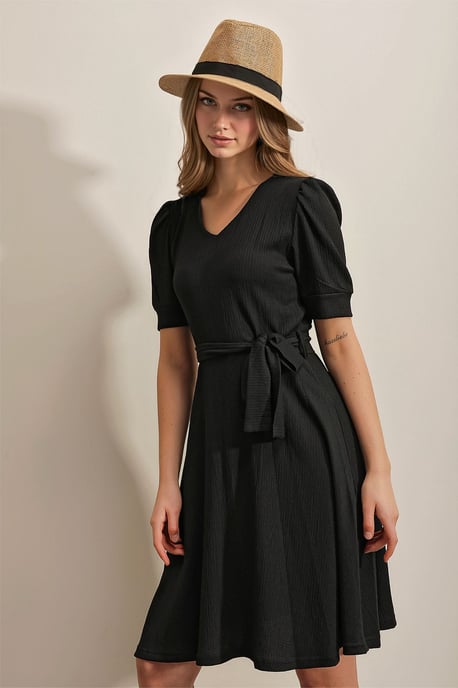 Strukturiertes V-Ausschnitt Midi-Strickkleid mit Schleife - Image 4