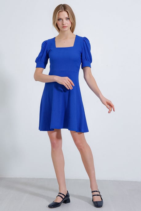 Strukturiertes Mini-Strickkleid mit quadratischem Kragen - Image 3