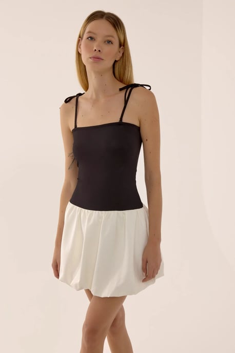 Mini-Kleid mit quadratischer Taille und schmaler Passform sowie Ballon-Saum - Image 1