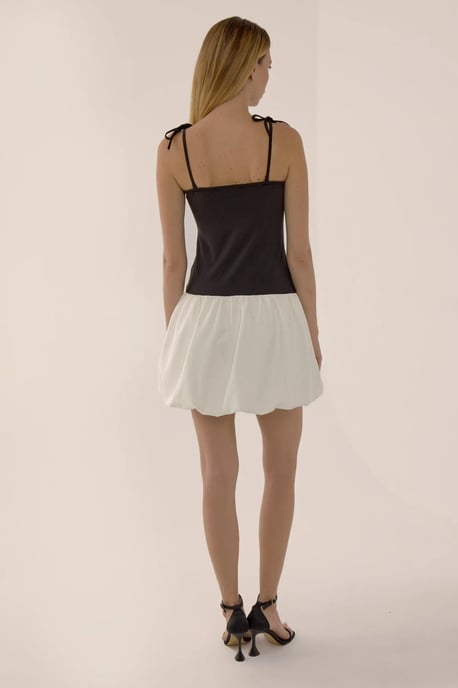 Mini-Kleid mit quadratischer Taille und schmaler Passform sowie Ballon-Saum - Image 4