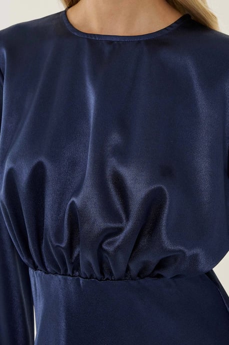 Mini-Satin-Kleid mit Engelärmeln - Image 5