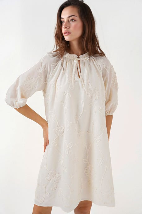 Besticktes Spitzen-Minikleid mit Bindegürtel - Image 1